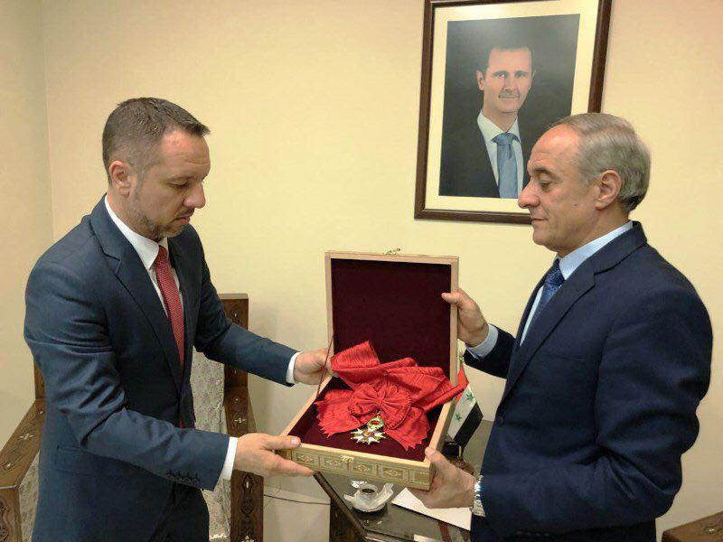 بشار اسد نشان شوالیه را پس داد بشار اسد نشان شوالیه را پس داد