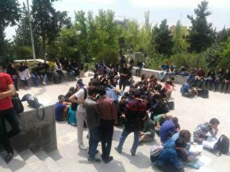 تجمع دانشجویان دانشگاه بهشتی در اعتراض به شیوه اجرای یک مصوبه