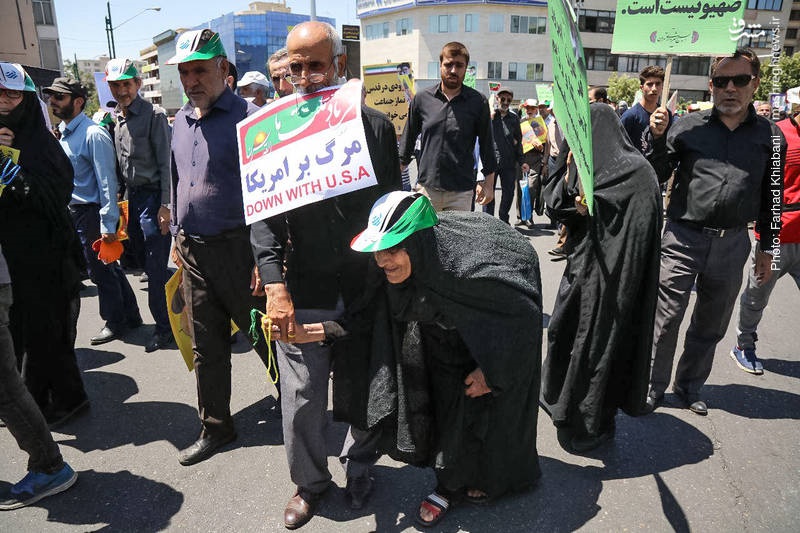 مادربزرگی که برای آزادی قدس به خیابان آمد مادربزرگی که برای آزادی قدس به خیابان آمد