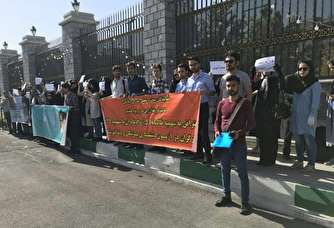 تجمع دانشجویان مقابل مجلس برای لغو یک مصوبه