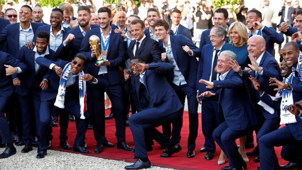 عکس بازیکنان فرانسه با مکرون وهمسرش در کاخ الیزه
