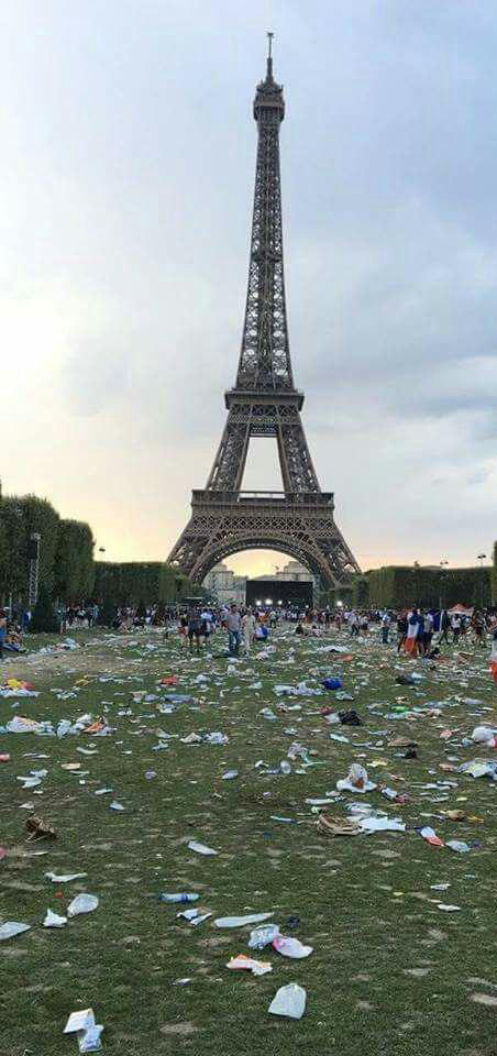 زباله های به جای مانده از شادمانی قهرمانی فرانسوی