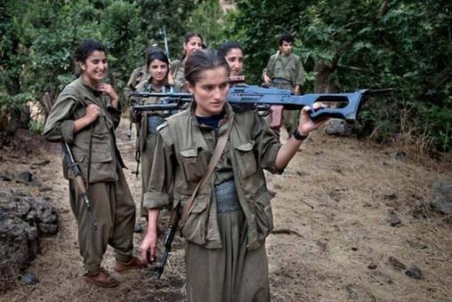 دختران مسلح عضو شبه نظامیان پ.ک.ک پیش از ترک خاک ترکیه و ورود به عراق
