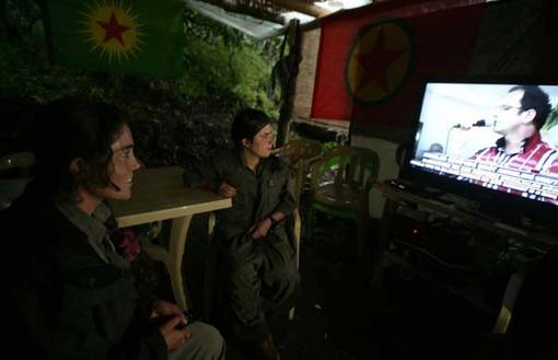 دو زن عضو شبه نظامیان پ.ک.ک در حال تماشای تلوزیون در مقر این گروه در ترکیه