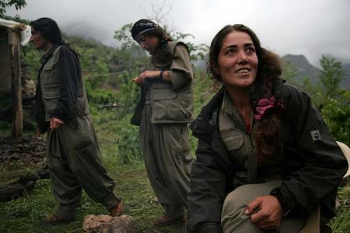 سه زن عضو شبه نظامیان پ.ک.ک پیش از ترک ترکیه و ورود به خاک عراق