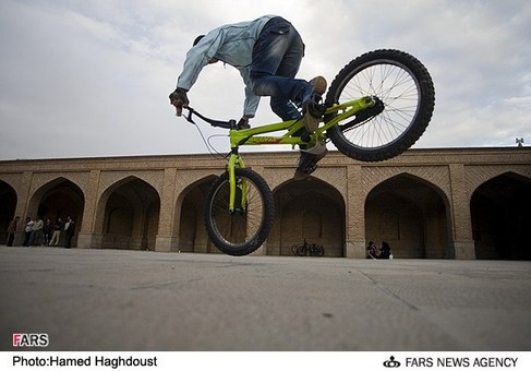 دوچرخه سواری در محوطه مسجد کبود تبریز