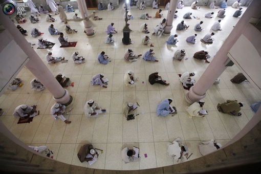 برگزاری امتحان در یک مدرسه دینی در کراچی، پاکستان<br />
ATHAR HUSSAIN/REUTERS<br />

