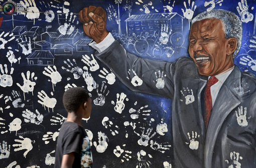 ماندلا، رهبر آزادی‌خواه آفریقای جنوبی به علت بیماری در بیمارستان به سر می برد و مردم این کشور نگران حال او هستند.<br />
STRINGER/REUTERS<br />
