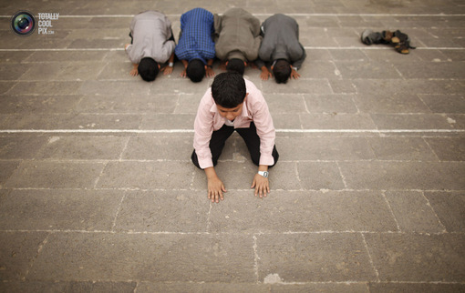 صنعا، یمن: نماز جماعت چند کودک در حیاط یک مسجد در ماه مبارک رمضان
Khaled Abdullah/REUTERS