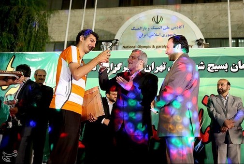 اهدای جام آقای گل به عادل فردوسی پور در مراسم اختتامیه مسابقات فوتسال رسانه ها جام رمضان