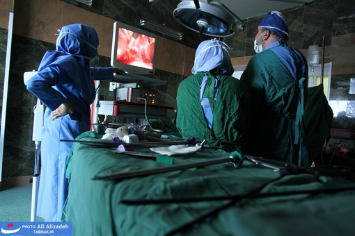 در حین جراحی تیم جراحی کاملاً وضعیت بیمار را رصد می کنند تا جراح با تمرکز مسئولیت خود را با موفقیت به پایان برساند