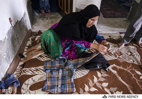 آماده سازی و جمع آوری البسه مادر سید علی حسینی برای اعزام درمانی به تهران