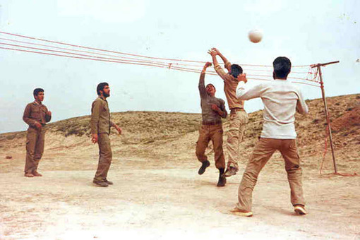 فقط یک توپ کافی بود تا بهانه ورزش هم جور شود. حتی با سیم هایی که حکم تور والیبال پیدا می کردند.