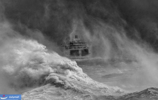 موضوع دریاهای طوفانی - عکس : دیوید لیون - عکس سیاه و سفید از کشتی با مسافرانش در عرشه که گرفتار تلاطم امواج دریا بر اثر طوفان شده.