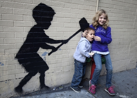 نقاشی های هنرمند گرافیست بانکسی بر روی دیوارهای نیویورک
REUTERS/Carlo Allegri
