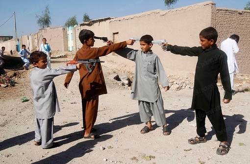 بازی پسربچه های افغانی در روز عید قربان با اسلحه های اسباب بازی
REUTERS/ Parwiz

