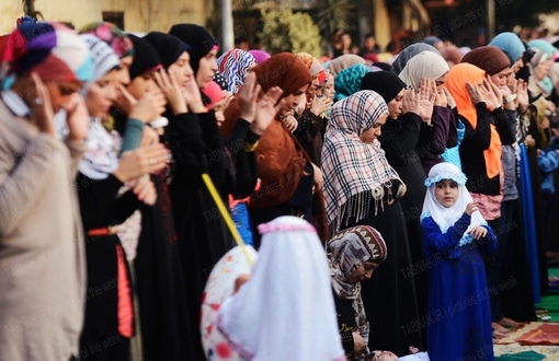 بخشی از مراسم نماز عید سعید قربان در قاهره – مسلمانان جهان در این عید بزرگ با آدابی مشترک و سنتهایی متنوع این روز فرخنده و الهی را گرامی می دارند.
REUTERS/Amr Abdallah Dalsh
