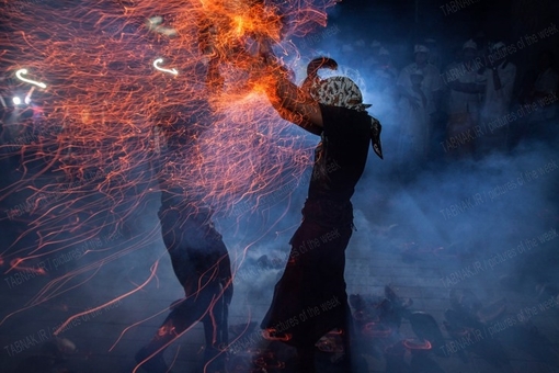 شرکت کنندگان در مراسم جنگ آتش در معبد دالم در توبان کوتا اندونزی
Putu Sayoga—Getty Images
