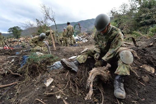 سربازان و نیروهای ارتش پس از رانش زمین در جزیره اوشیما ژاپن
Kazuhiro Nogi—AFP

