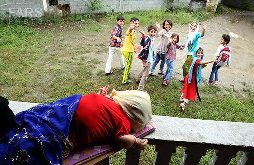 عیادت کودکان روستایی از میترا فرازنده معلول هنرمند