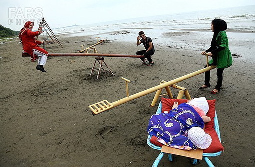 گذراندن اوقات فراغت میترا فرازنده معلول هنرمند در کنار ساحل