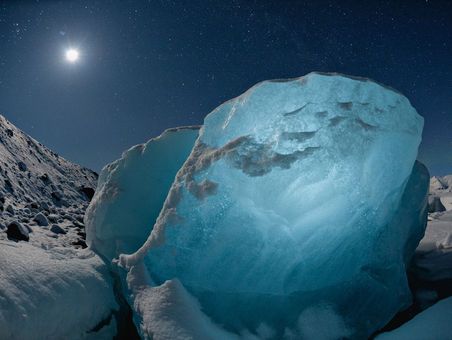 تکه یخ هشتصد کیلویی جدا شده از یخچالهای طبیعی در هوای زمستانی ایسلند.عکاس با به تصویر کشیدن درخشش یخ در برابر نور مهتاب، این موضوع را یادآوری می کند که : گرمای زمین موجب جداشدن تکه های یخ شده و عقب نشینی چند باره یخچالهای طبیعی موجبات تغییرات اقلیمی بشر را فراهم و زمین را بصورت بالقوه تهدید می کند