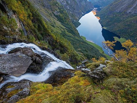 چشم انداز گسترده از فجورد نروژ که این منطقه در میراث جهانی یونسکو به دلیل زیبایی و شکل منحصربفردش به ثبت رسیده و حفاظت می گردد