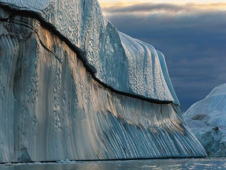 نابود شدن تدریجی یک کوه یخی در اقیانوس اطلس شمالی بر اثر گرم شدن کره زمین