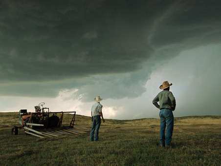 دو کشاورز آمریکایی درایالت نبراسکا  در حال تماشای رعد و برق در آسمان