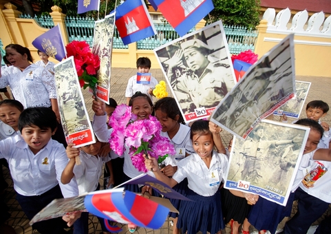 شصتمین سالگرد استقلال کامبوج در شهر پنوم پن جشن گرفته شد.در تصویر دانش آموزان این کشور جنوب شرقی آسیا با در دست داشتن پرچم هایی که تصویر رهبر فقید کامبوج(نوردام سیهانوک)روی آن چاپ شده بود، شادمانی خود را از رهایی این کشور پس از نود سال سلطه فرانسه به عکاس نشان می دهند.
REUTERS/Samrang Pring
