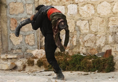 نیروهای ارتش سوریه ضربه سنگینی به شورشیان مستقر در شمال حلب در جریان درگیری فشرده روز جمعه وارد کردند و تلفاتی از آنان بر جای گذاشتند.
 REUTERS/Molhem Barakat
