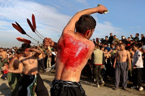بخشی از عزاداران حسینی در افغانستان که با شیوه غلط، حزن و اندوه خود را از شهادت سالار شهیدان نشان می دهند.آنان با زدن نوعی زنجیر(شلاق متصل به تیغه های تیز برنده) ارادت خود را اینگونه به خاندان پیامبر(ص) به نمایش می گذارند
REUTERS/Omar Sobhani
 
