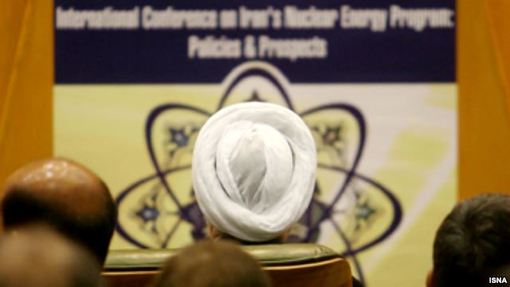 گفت‌وگوهای هسته‌ای ایران با قدرت‌های جهانی از تهران آغاز شد. جایی که حسن روحانی، دبیر وقت شورای عالی امنیت ملی، به عنوان گفت‌وگوکننده ارشد هسته‌ای میزبان وزیران خارجه سه قدرت اروپایی شد.
