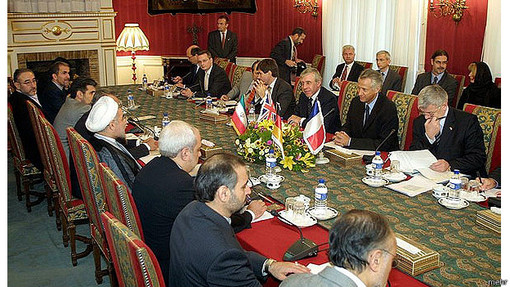 حسن روحانی سرپرست گروه ایرانی مذاکره کننده با سه وزیر اروپایی در کاخ سعدآباد تهران. محمدجواد ظریف در سمت راست آقای روحانی دیده می شود