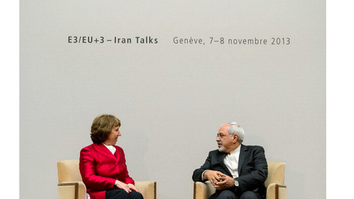 محمدجواد ظریف و کاترین اشتون در اولین دور مذاکرات اتمی در ژنو. به دلیل کمردرد آقای ظریف، دو طرف به طور نشسته در برابر خبرنگاران و عکاسان حاضر شدند