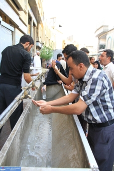 زائران در حال وضو گرفتن قبل از ورود به حرم ابا عبدالله