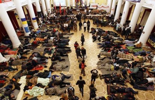 استراحت معترضان در تالار شهر کی یف