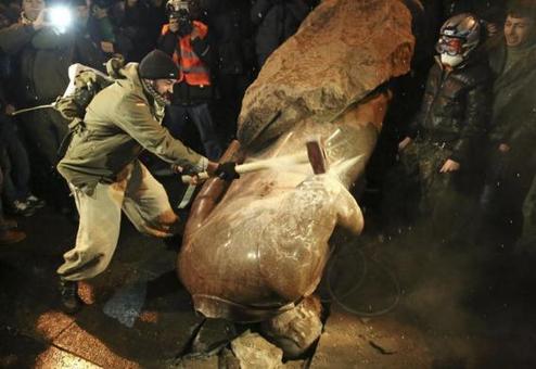 سرنگونی و شکستن مجسمه لنین در پی اعتراضات مردمی به دلیل مخالفت دولت با پیوستن به اتحادیه اروپا در شهر کی یف؛ اوکراین