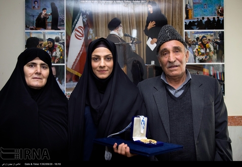 حضور نماینده ویژه رهبری‌ در منزل «‌مریم هاشمی»، قهرمان ووشوی بانوان جهان در کرمانشاه 