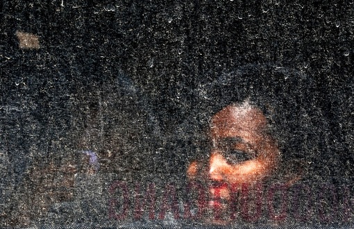 یکی از دوستداران و عزادارن نلسون ماندلا در پرتوریا که در اتوبوسی نشسته و با چهره ای غم زده در پشت شیشه کدر منتظر تشییع پیکر ماندلاست. REUTERS/Yves Herman
