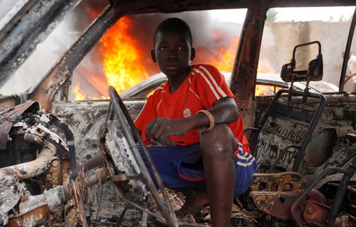 نوجوان مسیحی داخل خودروی سوخته شده در بانجی(جمهوری آفریقای مرکزی) REUTERS/Emmanuel Braun