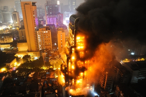 ساختمان در حال سوختن در گوآنگژو چین Chinafotopress via Getty Images
