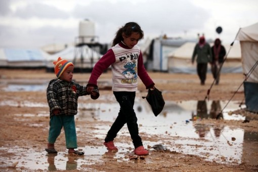 وضعیت آوارگان سوری در اردوگاه زعتری اردن. مردم جنگ زده سوریه در شرایط بسیار بد آب و هوایی و وضعیت بد بهداشتی زمستان را در این کمپ می‌گذرانند. Salah Malkawi - Anadolu Agency)