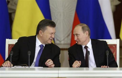 چشمک معنادار رئیس جمهور اوکراین ویکتور یانوکوویچ به پوتین در کاخ کرملین در جریان عقد قرارداد تجاری فی مابین دو کشور reuters