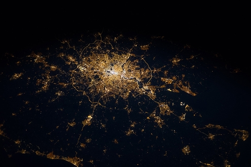 عکس ثبت شده از ایستگاه بین المللی فضایی از لندن در هنگام شب.توسعه یافتگی و دسترسی به امکانات در سراسر جزیره با انعکاس نور اماکن به فضا مشخص است ESA/NASA