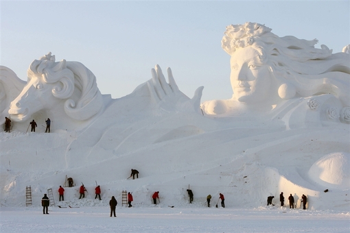 صد‌ها نفر در چین با شرکت در جشنواره هاربین «ساخت سازه‌های یخ و برفی»، مجسمه‌ای به طول ۲۶ متر و عرض بیش ۱۱۷ متر ساختند Wu Hong / EPA Wu Hong / EPA