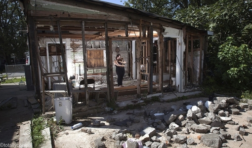 پرتره زنی  در کنار بقایای بجای مانده از خانه خود که به دلیل طوفان سندی یکسال پیش ویران شده بود<br />
CARLO ALLEGRI/REUTERS<br />
