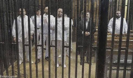 محمّد مرسی، رئیس جمهور ساقط شده مصر در کنار اعضای ارشد اخوان المسلمین در قفسی ظاهر و آماده ورود به دادگاه نظامی هستند<br />
STRINGER/REUTERS<br />
