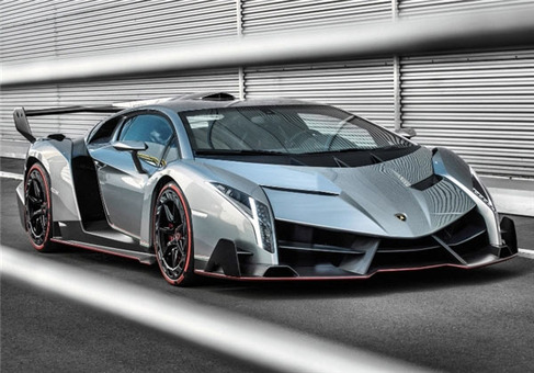 Lamborghini Veneno  در میان گران ترین نادرترین در جهان است. سرعت 355 کیلومتر در ساعت و شتاب از صفر به 100 در 2.6 ثانیه است.