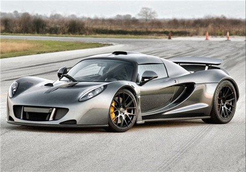 Hennessey Venom GT سرعت 427.6 در ساعت و شتاب از صفر تا 300 13.63 ثانیه است.
